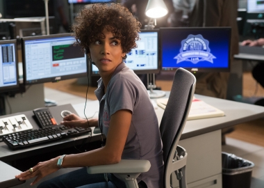 Jordan Turner (Halle Berry) takes a 9-1-1 call from kidnap victim Casey Welson (Abigail Breslin). Photo courtesy Sony Pictures