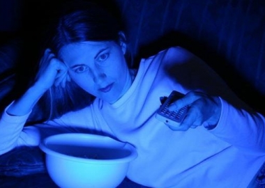 Artificial light and the lack of daylight can disrupt the body's internal clock. (Photo: iStock)