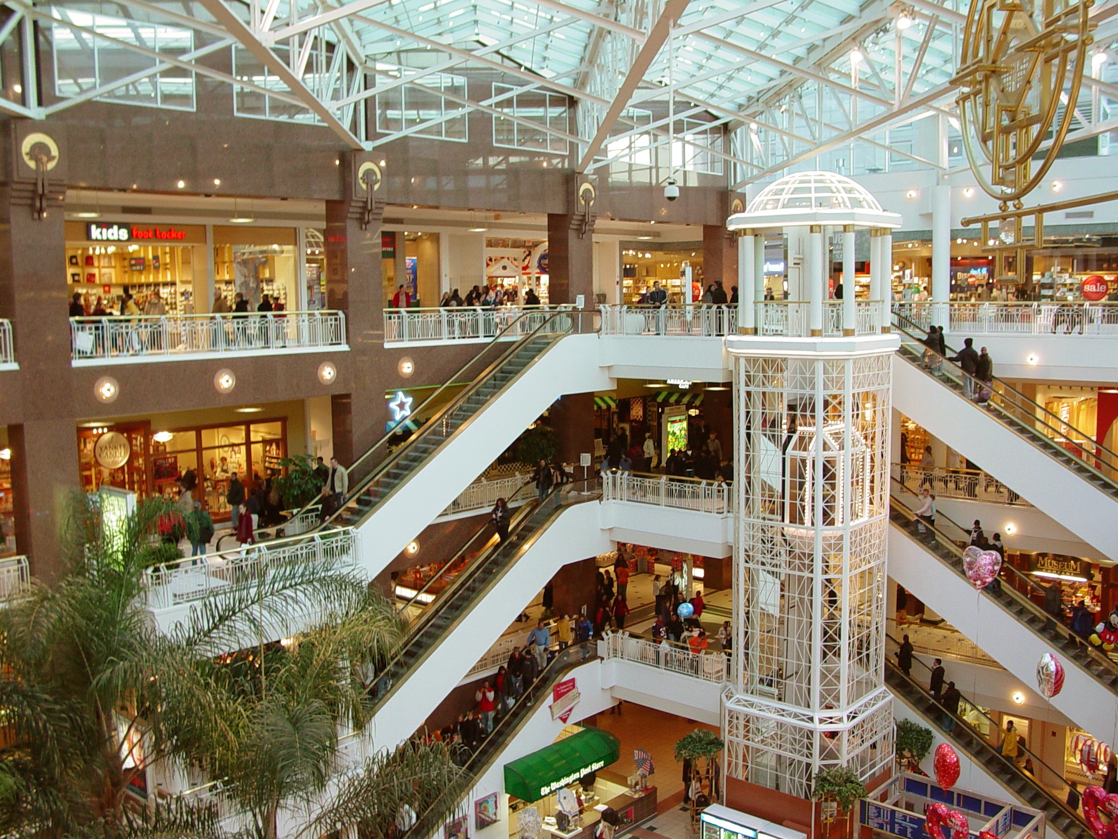 Shoppers at the Fashion Centre at Pentagon City. (Photo: Ben Schumin)