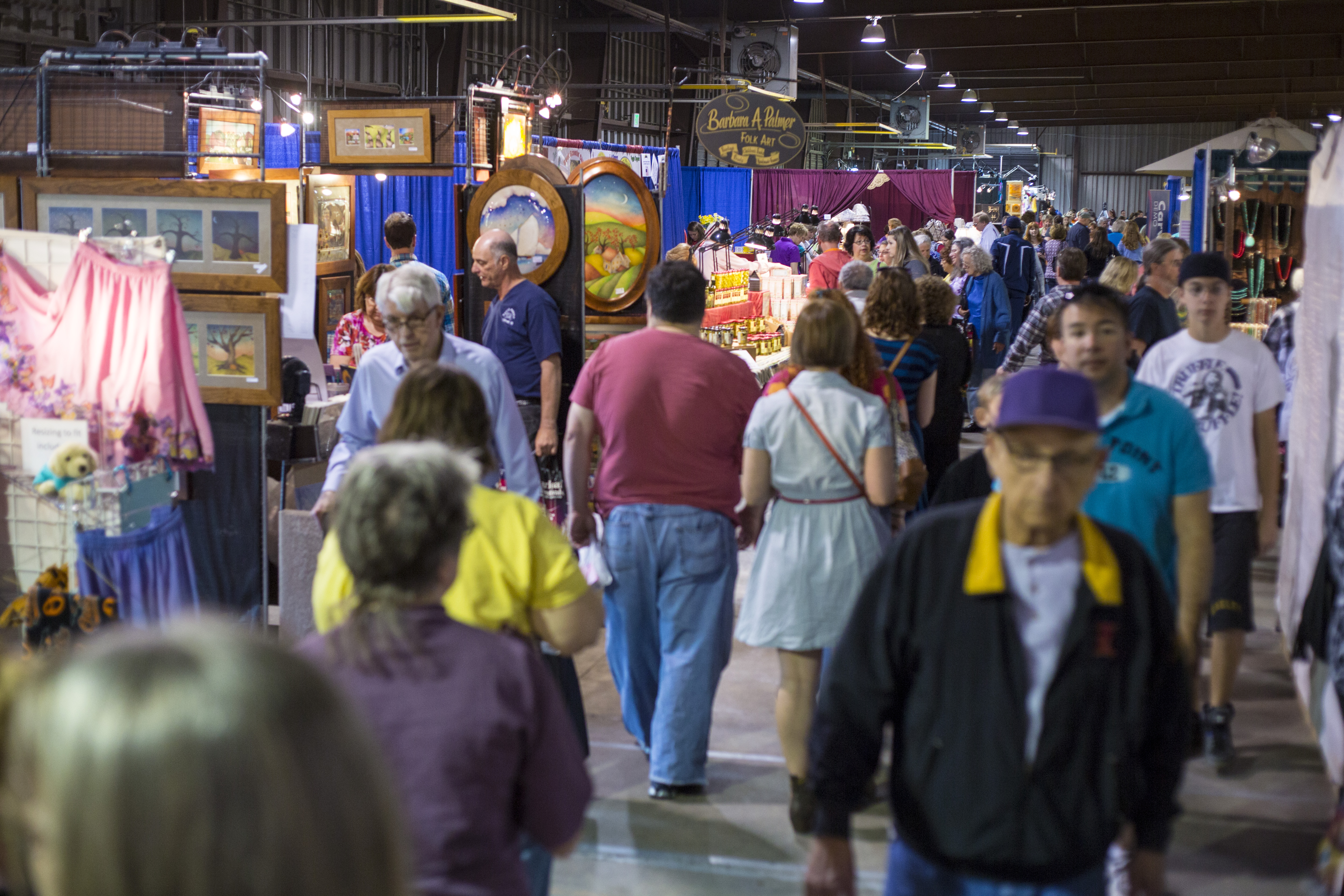 Shoppers at last years fall Sugarloaf Craft Festival at the Montgomery County Fairgrounds. (Photo: Sugarloaf Mountain Works)