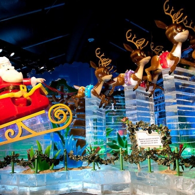 Santa and his sleigh at Gaylord National's ICE! (Photo: Rachel Cooper)