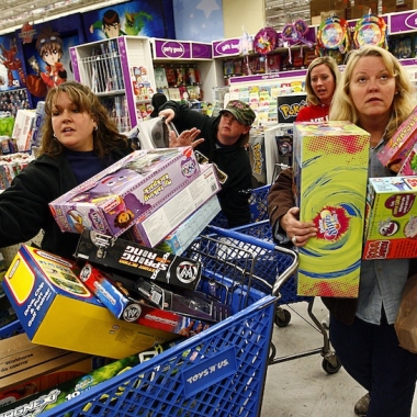 Shoppers wait in line while shopping at Toys R Us in Fort Worth, Texas. (Photo: Tom Pennington/Getty Images)
