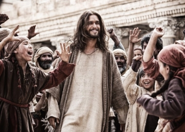 Jesus (Diogo Morgado) greets his followers in Son of God. (Photo: Casey Crafford/LightWorkers Media)