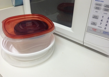 Use FDA-approved containers in the microwave to avoid BPAs. (Photo: dareyoutoblog.com)