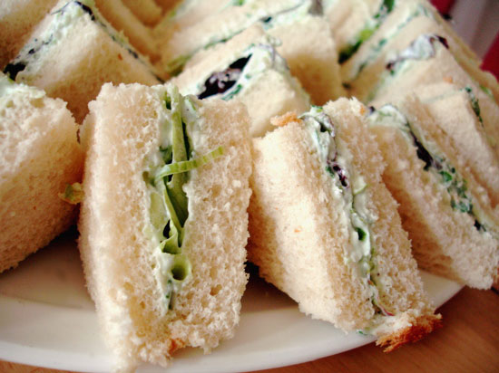 Tiny sandwiches are adorable picnic date foods. (Photo: iFood.tv)