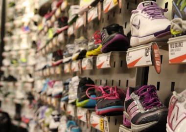 There are many factors to consider when choosing a running shoe. (Photo: LR Fashion)