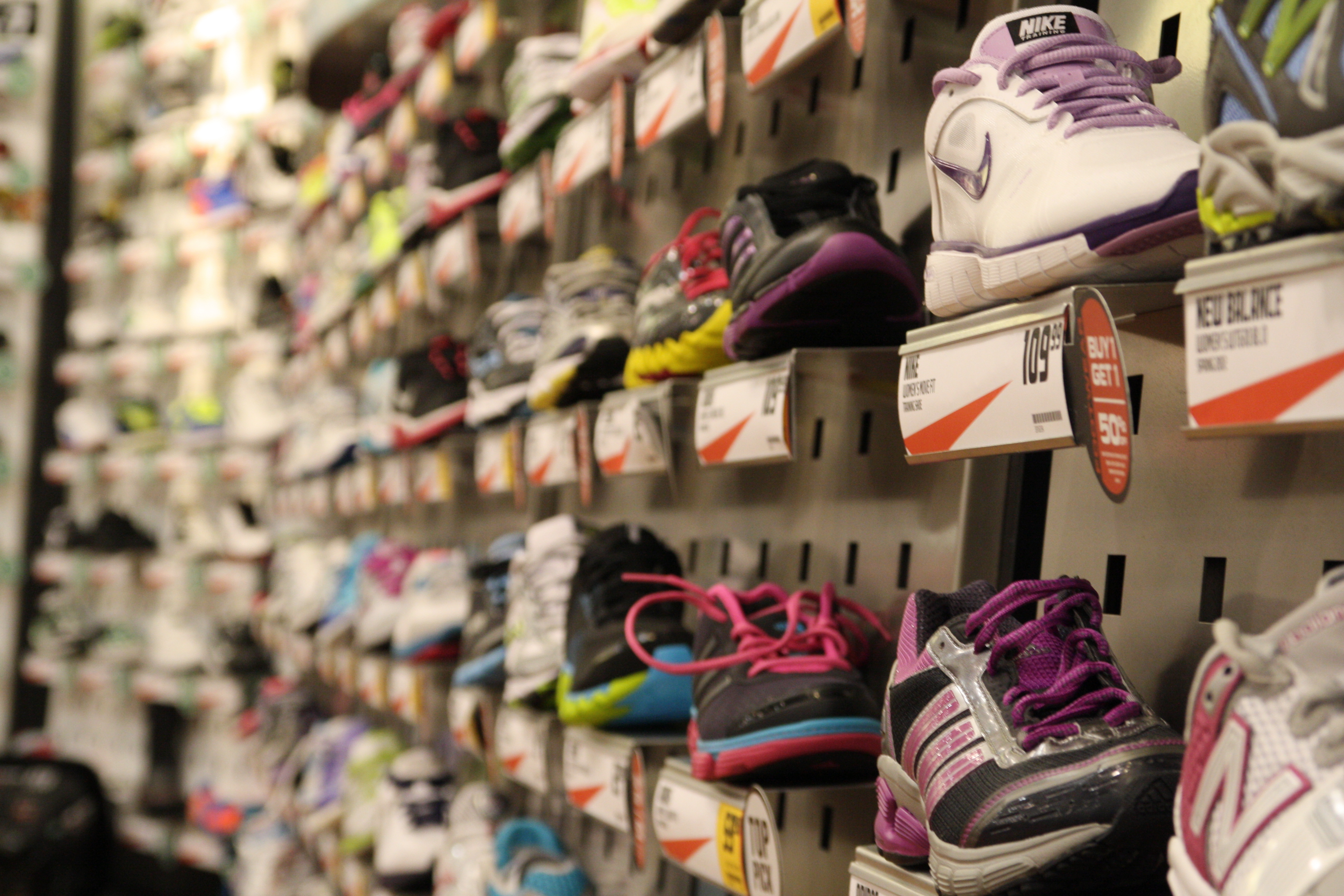 There are many factors to consider when choosing a running shoe. (Photo: LR Fashion)