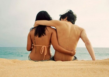 With summer winding down, will you dump your summer fling or take it to the next level.? (Photo: www.woman.tv)