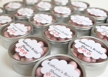 Wedding showers can be expensive, but making your own favors can save some money and be memorable for your guests. (Photo: .makeitcozee)