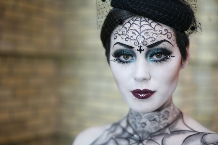 Be a sexy witch this year for Halloween (Photo: Eyeshadowlipstick.com)