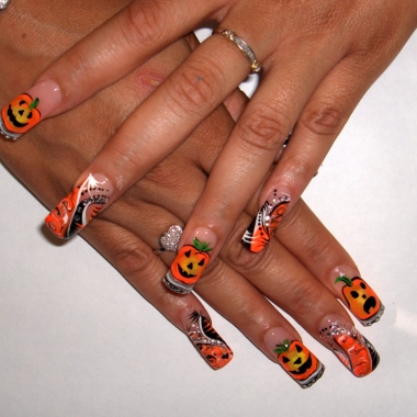 Nail art can be the finishing touch on your costume. (Photo: sekretservice.org)