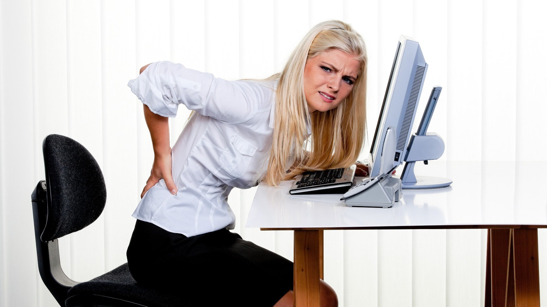 Back pain can be brought on by many different causes, spanning from the purse you carry to your desk at work. (Photo: Shutterstock)