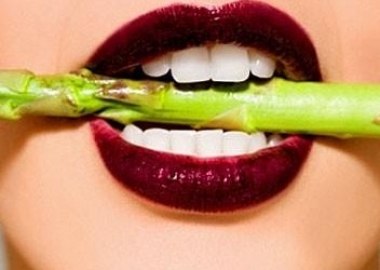 Asparagus contains vitamin E, which stimulates sexual responses. (Photo: sexyeatz.com)