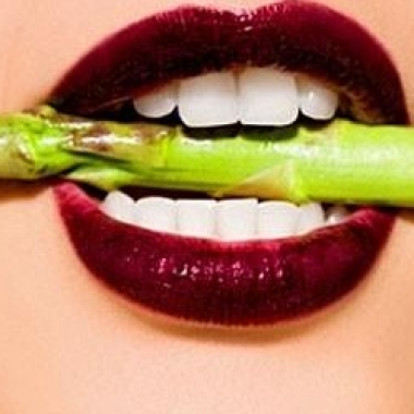 Asparagus contains vitamin E, which stimulates sexual responses. (Photo: sexyeatz.com)