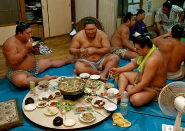 Watch sumo wrestling and eat chanko-nabe, traditional Japanese hot pot. (Photo: Kenh14)Watch sumo wrestling and eat chanko-nabe, traditional Japanese hot pot. (Photo: Kenh14)