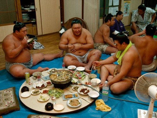 Watch sumo wrestling and eat chanko-nabe, traditional Japanese hot pot. (Photo: Kenh14)Watch sumo wrestling and eat chanko-nabe, traditional Japanese hot pot. (Photo: Kenh14)