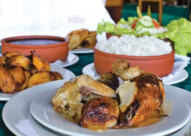 Cuba Libre's trip to Cuba includes a visit to El Aljibe, Havana's historic chicken and rice restaurant. (Photo: Alain L. Gutiérrez/On Cuba magazine)
