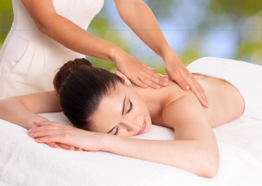 A full body massage can help reduce cellulite and improve your skin's tone and texture. (Photo: Shutterstock)