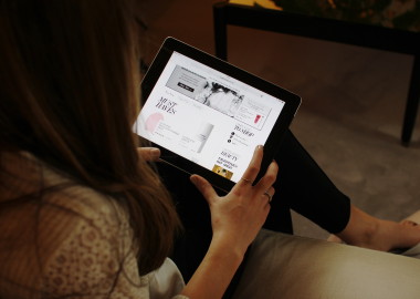 Shopping online for beauty products can offer a wider selection and lower prices, but you must be cautious. (Photo: amelialiana.com)