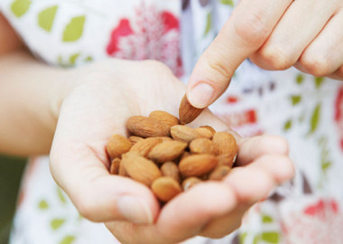 A new study found that a handfull of almonds or almond butter daily can boost your Healthy Eating Index. (Photo: iStockPhoto)