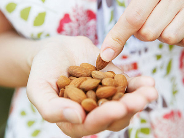 A new study found that a handfull of almonds or almond butter daily can boost your Healthy Eating Index. (Photo: iStockPhoto)
