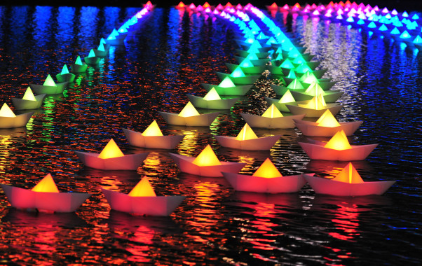 Three hundred floating “paper boats” with colored LED lights will fill Inner Harbor's water between Piers 5 and 6. (Photo: Light City)