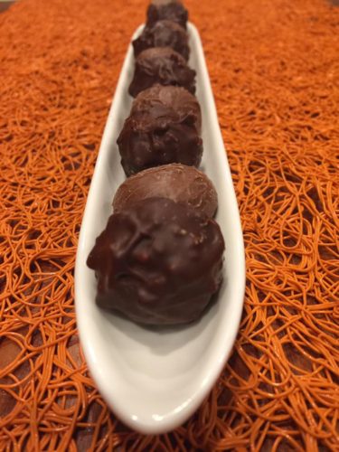 Et Viola! is selling house-made chocolate truffles all week. A dozen costs $25. (Photo: Et Viola!/Twitter)