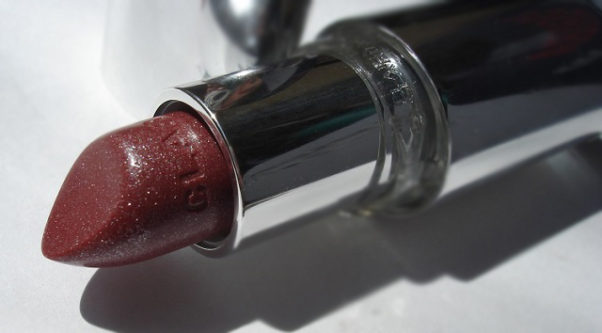 Joli Rouge Brilliant Lipstick in Fig gives you a shiny pout with a hint of color. (Photo: niikaa65.blogspot.com)