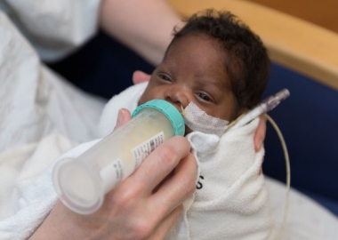 Studying preterm infants in the neonatal intensive care unit at St. Louis Children’s Hospital, researchers at Washington University School of Medicine in St. Louis found that preemies whose daily diets were at least 50 percent breast milk had more brain tissue and cortical-surface area by their due dates than premature babies who consumed significantly less breast milk. (Photo: John Twombly)