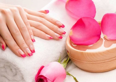Give your nails a pop of color with springy nail colors. (Photo: topnailsart.net)
