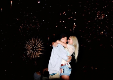 Enjoy the fourth with someone special. (Photo: vk.com)