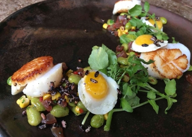 Vinoteca's new summer menu includes scallops with edemame succotash. (Photo: Vinoteca)