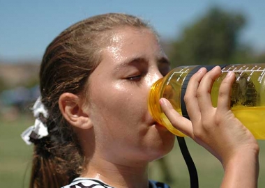 When playing or exercising outdoors in the summer heat, children should take frequent breaks and drink plenty of water. (Photo: Thinkstock)