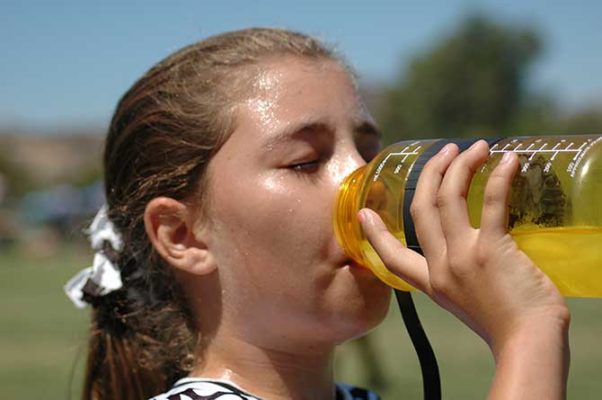When playing or exercising outdoors in the summer heat, children should take frequent breaks and drink plenty of water. (Photo: Thinkstock)