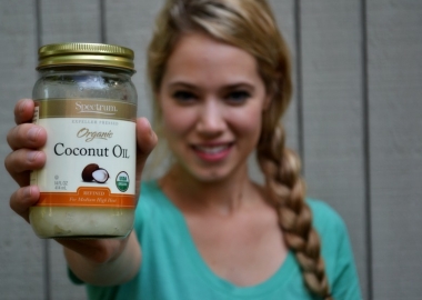 Coconut oil is great for many beauty uses. (Photo: thirdmonk.net)