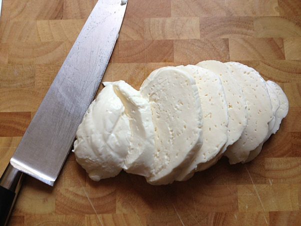 Lupo Verde is offering mozzarella de buffalo imported from Italy in three different sizes during August. (Photo: 4hourbodygirl.com)
