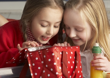 Letting children help plan, shop for and prepare their school lunches makes it more likely they will eat and enjoy it. (Photo: Thinkstock)