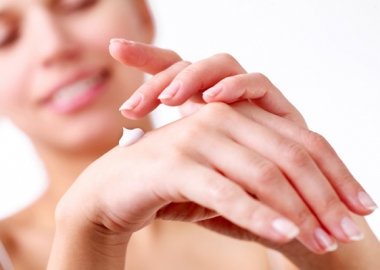 Keep your hands smooth and hydrated this fall with a good hand cream. (Photo: ThinkStock])