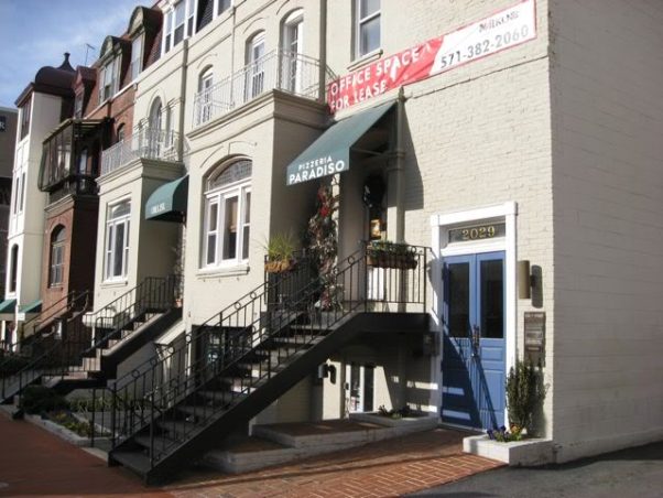 The original Pizzeria Paradiso (pictured) opened in 1991 in a tiny location in Dupont. (Photo: davydd/Roadfood)
