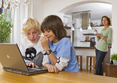 Parents should develop a family media-use plan that sets limits on the times, places and ways for digital media use, the AAP recommends. (Photo: Kaspersky)