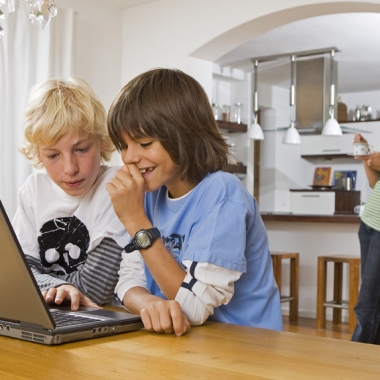 Parents should develop a family media-use plan that sets limits on the times, places and ways for digital media use, the AAP recommends. (Photo: Kaspersky)