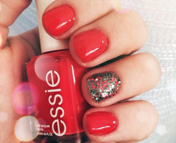 The current nail trend is to have your ringer finger be an entire nail of a complimentary glitter shade to the rest of the nails. (Photo: Nailpolishartdiy)