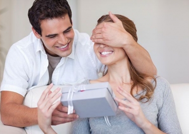 Gifting giving is stressful but rewarding. (Photo: Thinkstock)