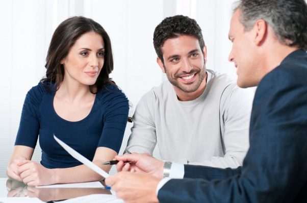 Debt management advisors can help people get out of debt. (Photo: Shutterstock)