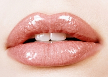 Plump lips are in and you can achieve the look with the right gloss. (Photo: How2girl)