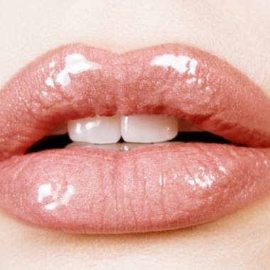 Plump lips are in and you can achieve the look with the right gloss. (Photo: How2girl)