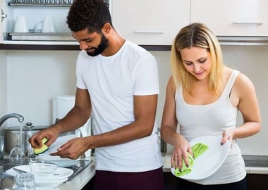 Show some love by helping out with dishes. (Photo: Shutterstock)