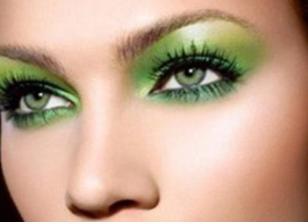 Alhough the look is to apply green shadow dramatically, the green makes sure that your eyes give off a spring vibe. (Photo: BeautyHows)