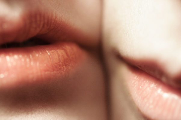 close up of a copules lips (Photo: Unsplash/Pexels)