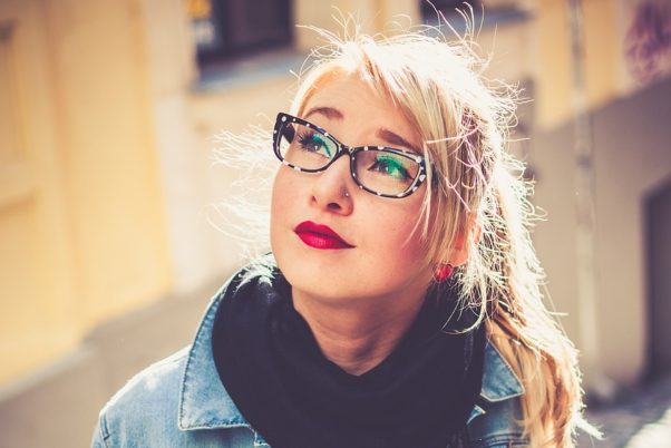 With the right eye makeup, eye glasses can accentuate the eyes. (Photo: Unsplash/Pixabay)